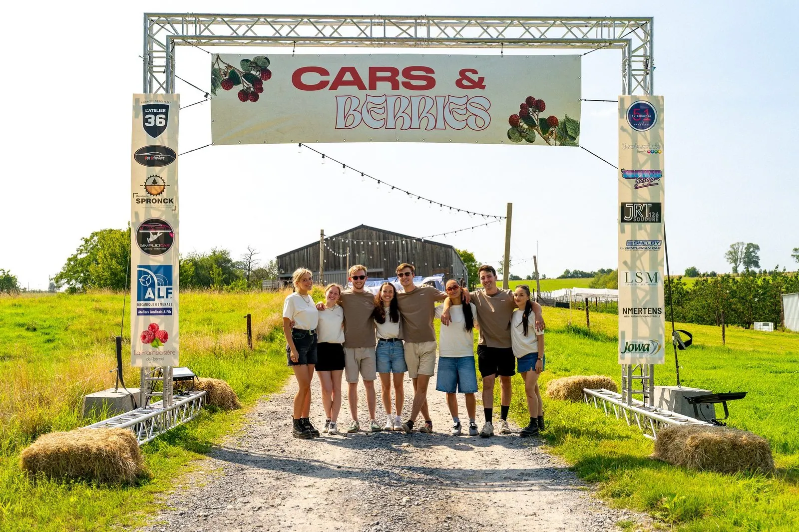 L'équipe Cars & Berries sous l'arche de départ