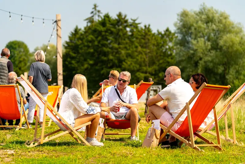 Transats orange dans le garden